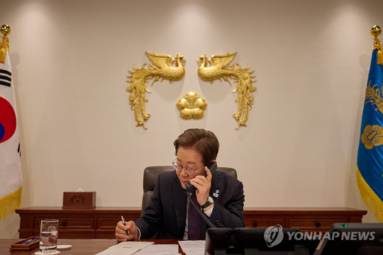 이재명 대통령이 10일 서울 용산 대통령실에서 시진핑 중국 국가주석과 전화 통화를 하고 있다. 연합뉴스